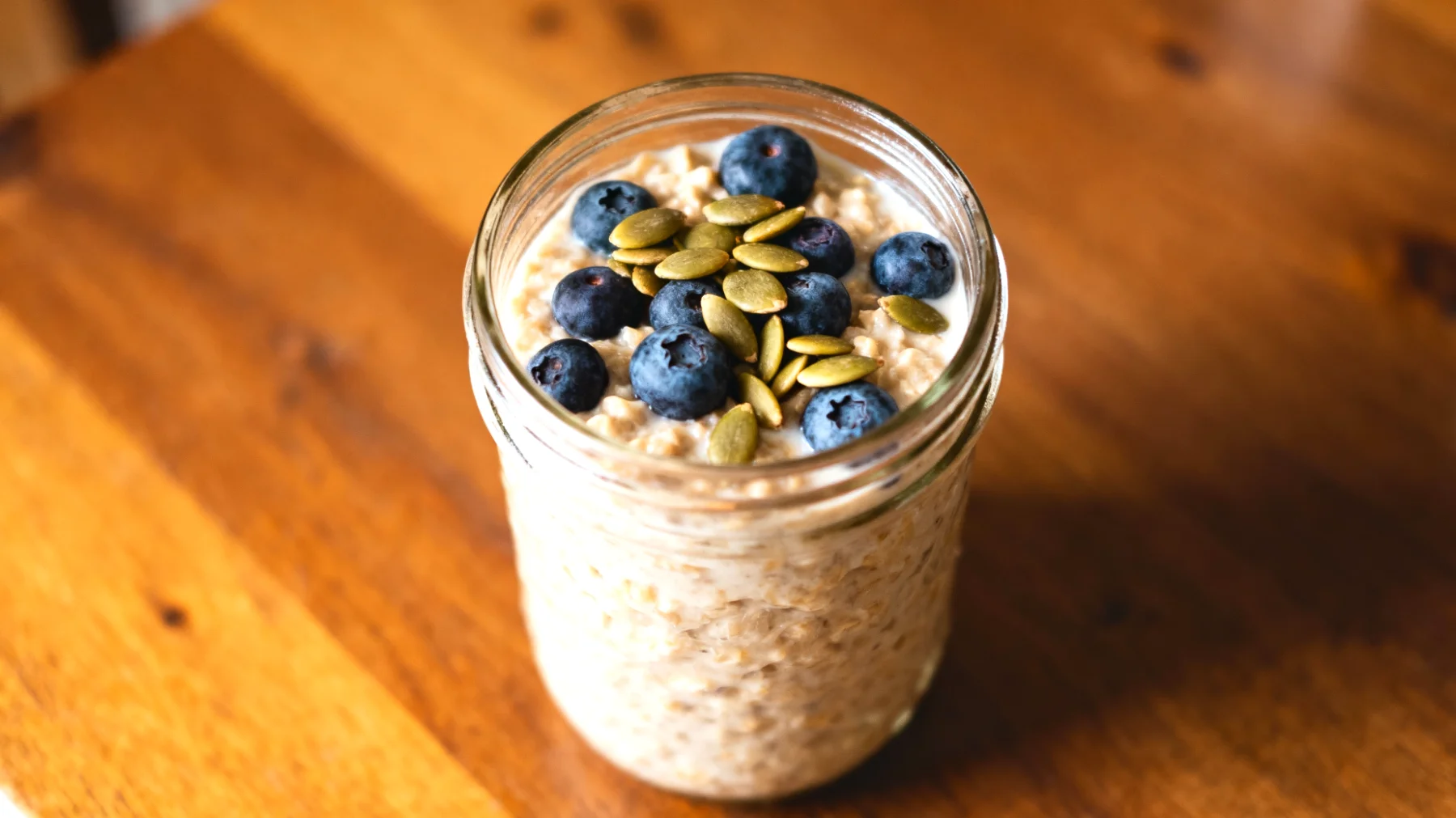 Overnight oats con semi di zucca e mirtilli"